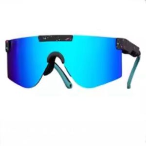 Polarized cycling sunglasses NWT Blue in color. Cleaning clothes included